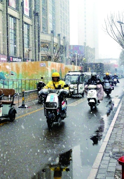 地铁济南站北E出站口,市民雪中出行
